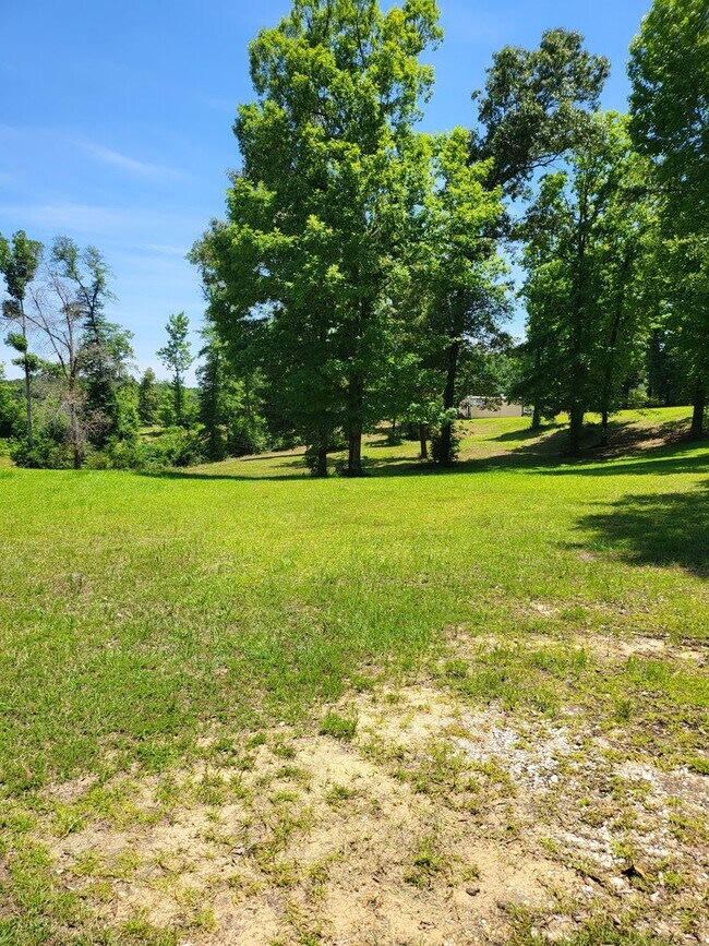 Building Photo - 4 bedroom, 2 bath home conveniently located