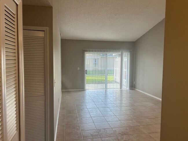 Foto del edificio - 2/2 Villa at Osceola Parkway! Available Now!