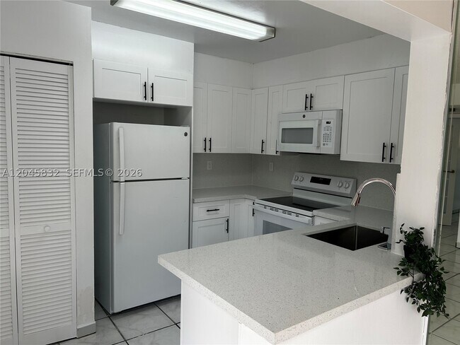 Building Photo - 301 W Park Dr