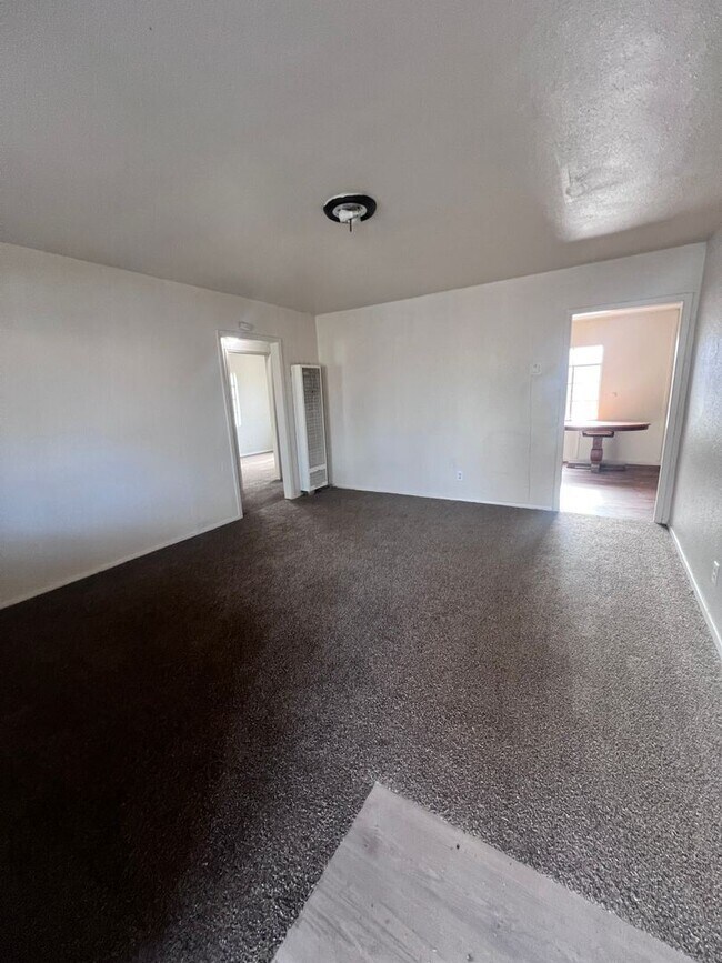 Building Photo - 3 br, 1 bath House - 424 E 4th St (777)