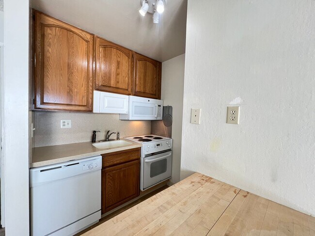 Building Photo - $500 MOVE IN SPECIAL!!! AVAILABLE NOW! Wat...