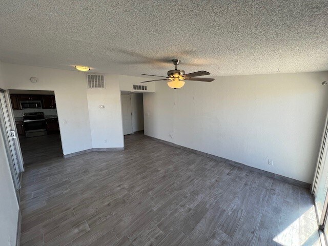Foto del edificio - Welcome to this recently remodeled oasis i...