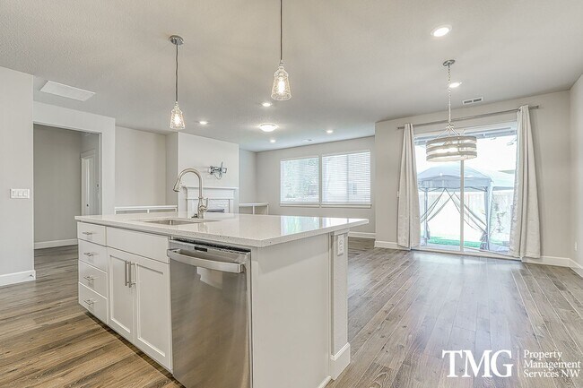 Building Photo - Beautiful 4 bed, 2 bath Ranch style home c...