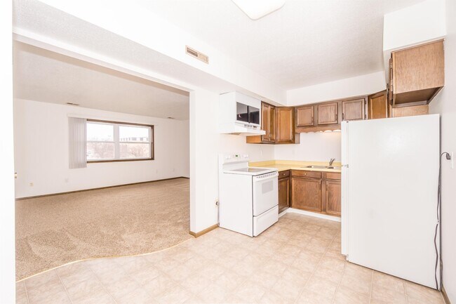 Building Photo - 2507 Royal Dr