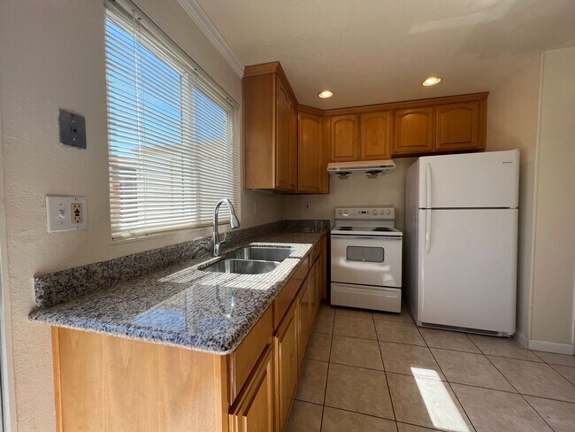 Foto del edificio - Bright Updated 2 Bedroom 1.5 Bath North San Jose Condo