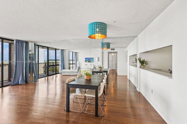 Foto del edificio - 600 NE 36th St