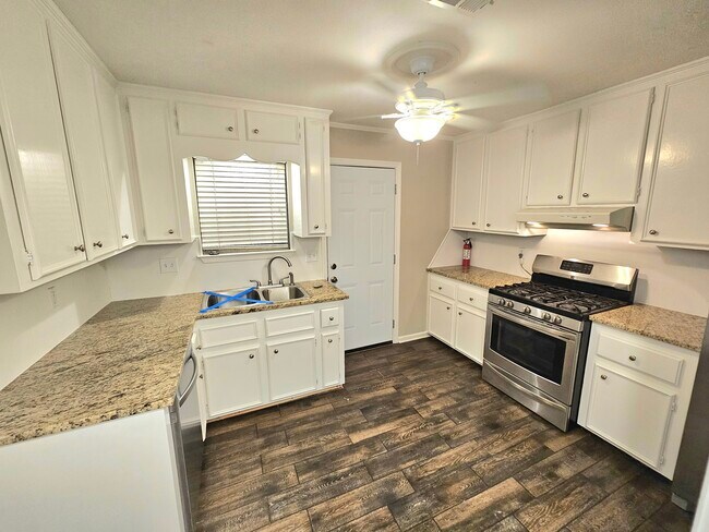 Foto del edificio - 516 Colynwood Dr