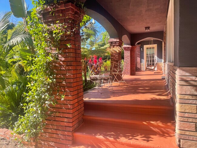 Front Porch - 2106 S Victoria Ave