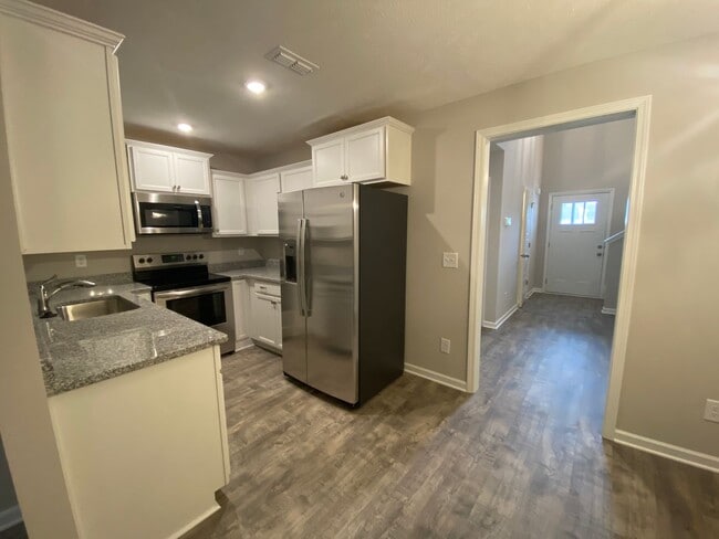 Building Photo - 3 BD 3.5 BA Great Location Townhome!