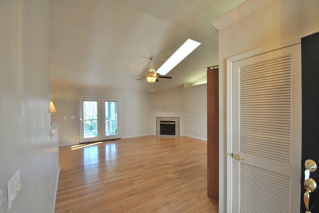 Building Photo - VERY NICE NEIGHBORHOOD