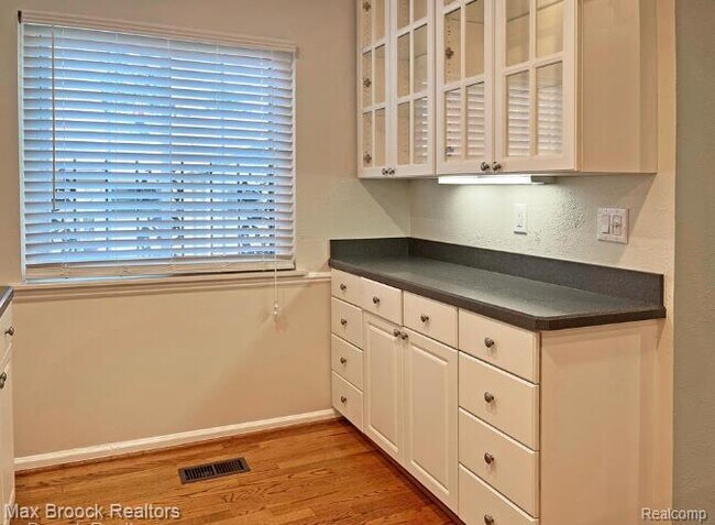 Foto del edificio - 42160 Woodward Ave