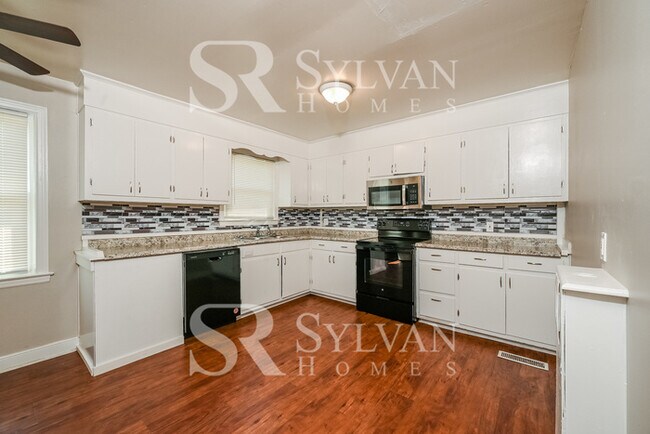 Foto del edificio - The living is easy in this 4 bedroom, 1.5 bathroom home