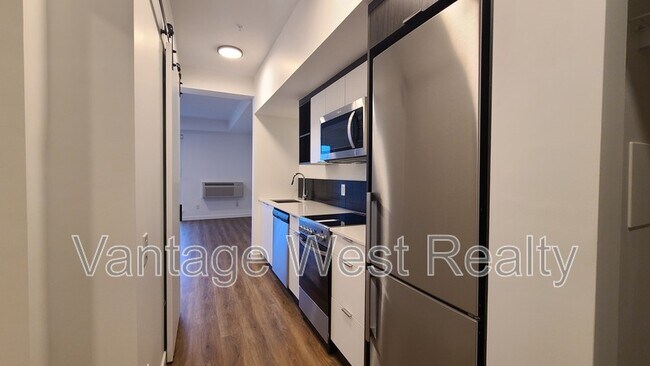 Photo du bâtiment - 615-615 Rutland Rd N