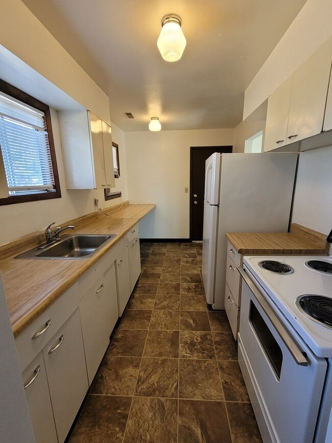 Building Photo - 815 Lindberg Ln