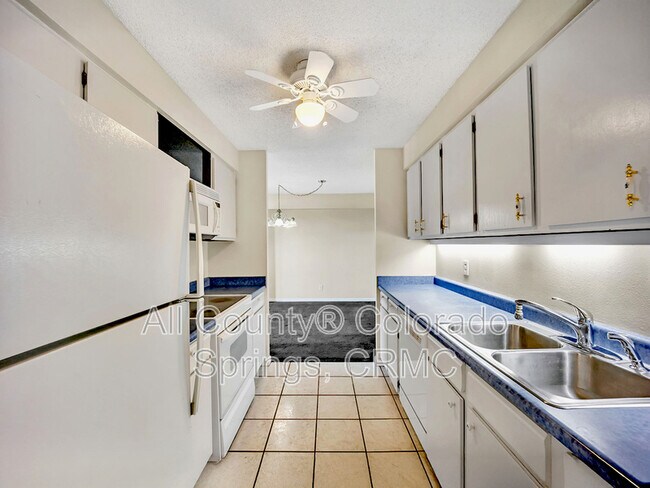 Foto del edificio - 411 Lakewood Cir