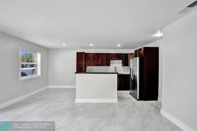 Building Photo - 800 SW 12th Ct