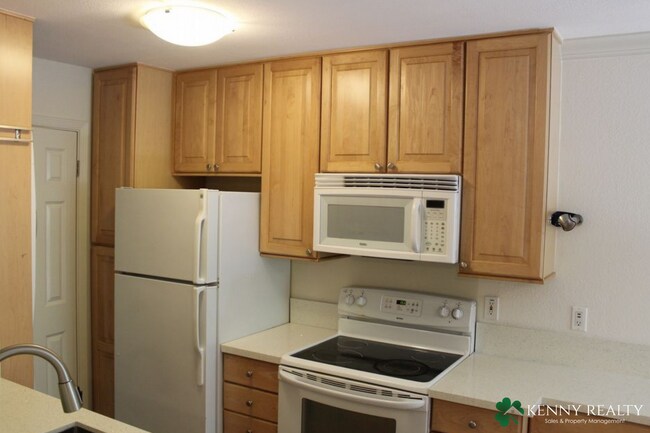 Foto del edificio - Rare Corner One Bedroom Fully Remodeled w/ In-Unit Laundry