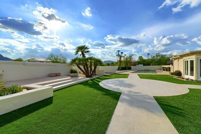 Foto del edificio - 5826 N Monte Vista Dr
