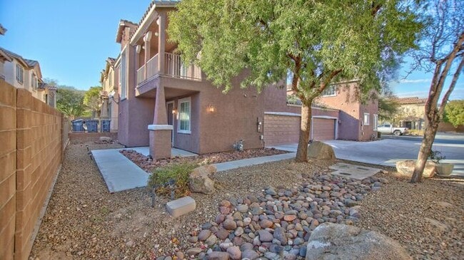 Foto del edificio - Charming 3-Bedroom Two-Story Home with Balcony & Modern Touches!