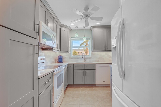 Building Photo - 18081 SE Country Club Dr