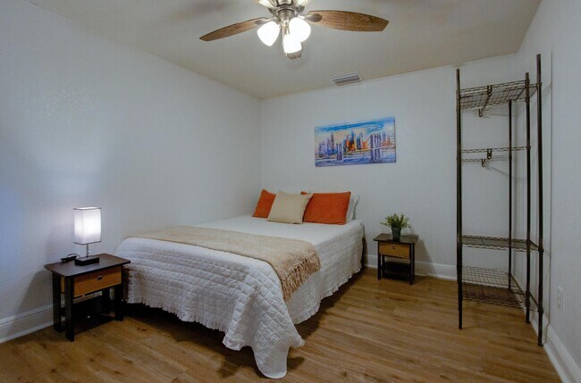 Building Photo - 3945 Manatee Club Dr