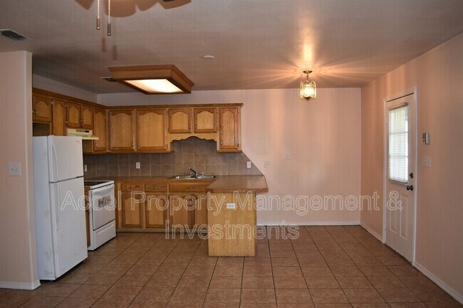 Building Photo - 811 French Ave