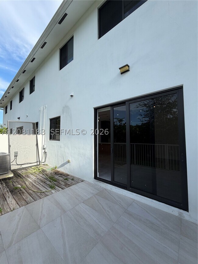 Building Photo - 4655 SW 32nd Ave