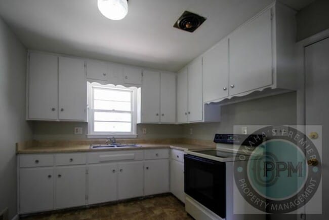Building Photo - Discover this 3-bedroom, 1-bath home in Omaha, NE,