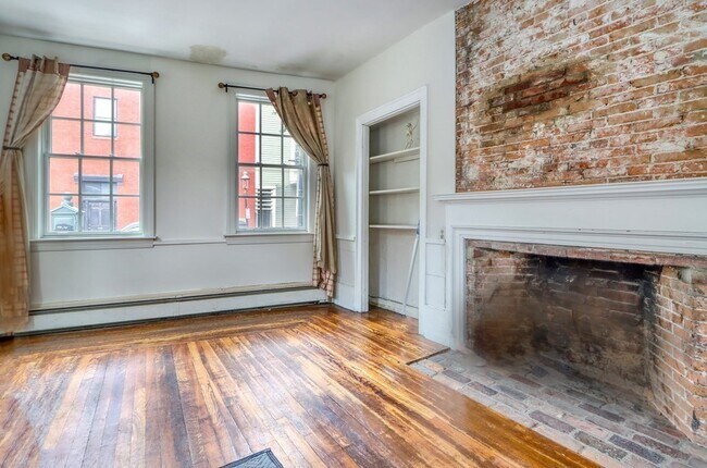 Building Photo - 9 Thompson St