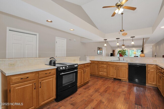 Building Photo - 203 Cove Ct