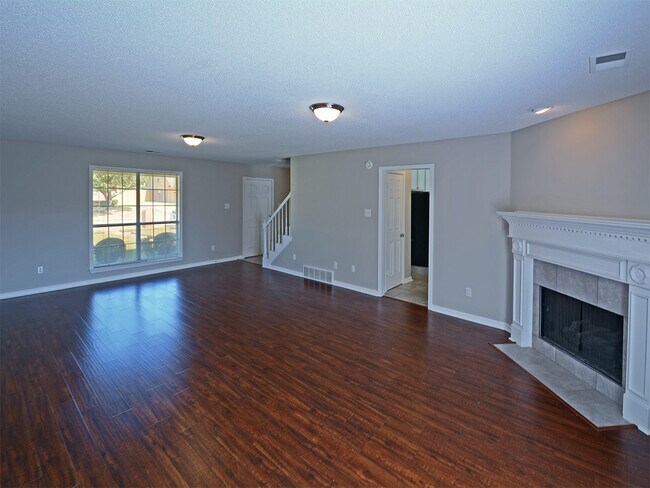 Foto del edificio - 5 Bed, 3.5 bath over 3300 square feet with 2 master suites near Hacks Cross and 385