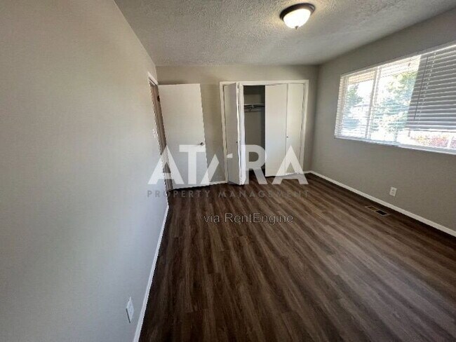 Foto del edificio - 5875 Highland Dr