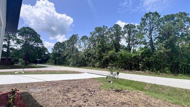 Building Photo - Available for move in June 25th! Be the FI...