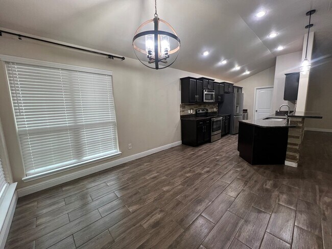 Foto del edificio - 9914 Rainbow Dr