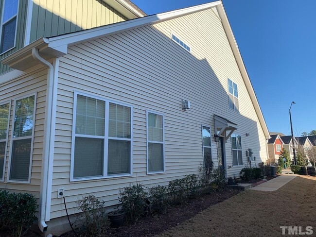 Building Photo - 4216 Vallonia Dr