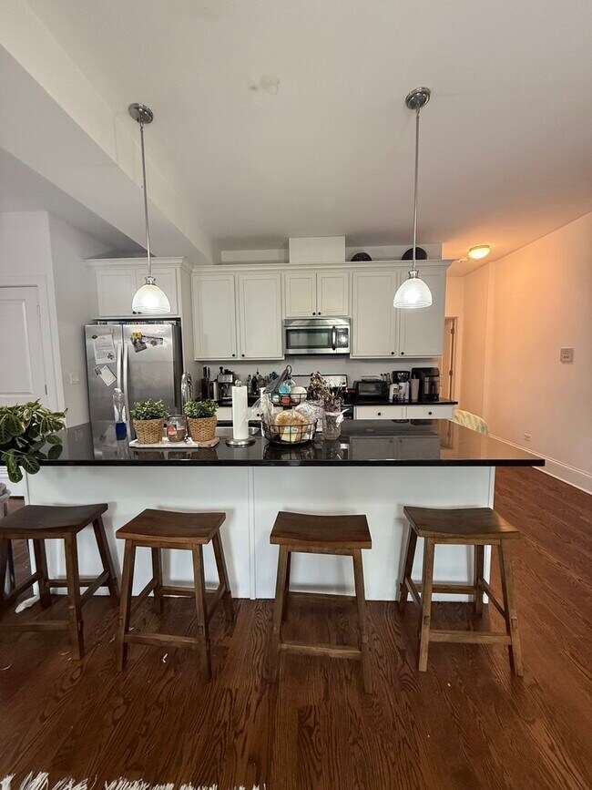 Foto del edificio - 3142 N Racine Ave