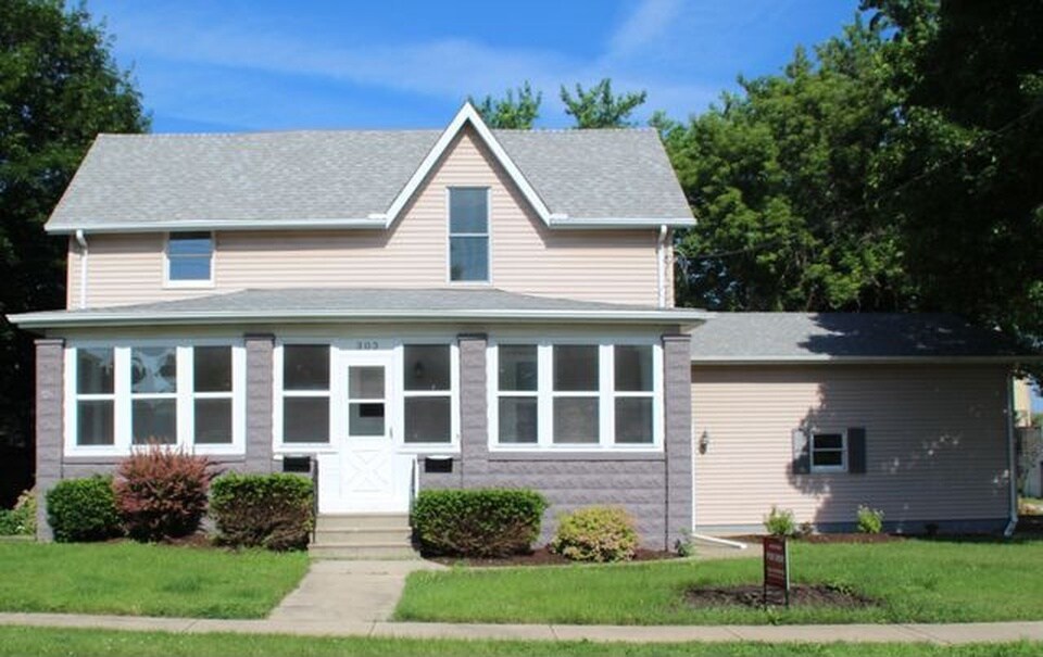 303 N Sacramento St Unit 303 1/2 Upper, Sycamore, IL 60178 Apartment