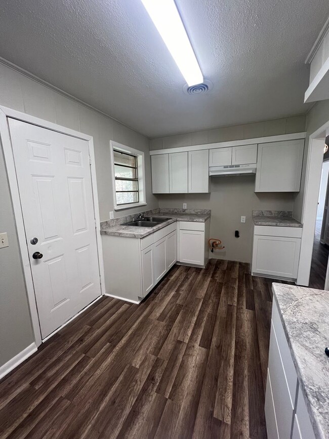 Building Photo - 6122 Southridge Dr