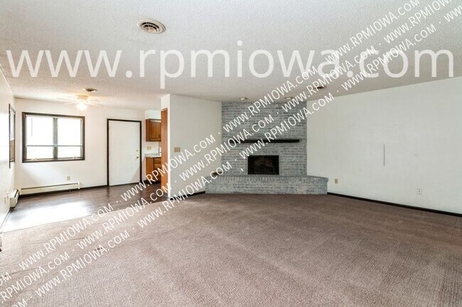 Building Photo - AFFORDABLE DUPLEX FOR IMMEDIATE MOVE-IN!! ...