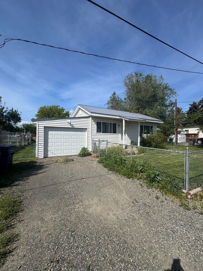 Building Photo - 203 Railroad Ave