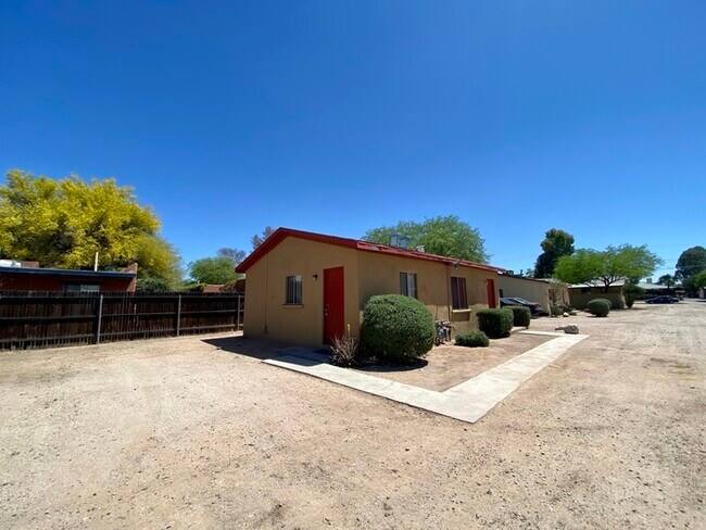 Building Photo - Spacious Studio Available Now! Great Commu...