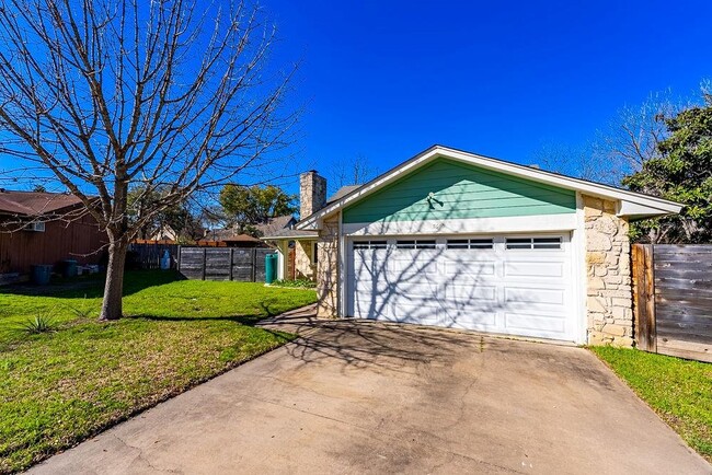 Building Photo - 8300 Belclaire Cir