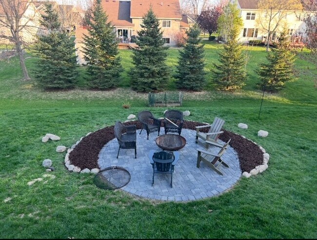 Foto del edificio - Gorgeous 6 Bed/3 Bath/3 Garage SFH with Screened in Porch, and Firepit in Minnetrista!