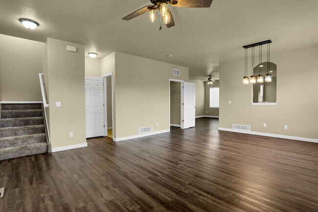 Foto del edificio - Open Concept Townhome in Excellent Conditi...