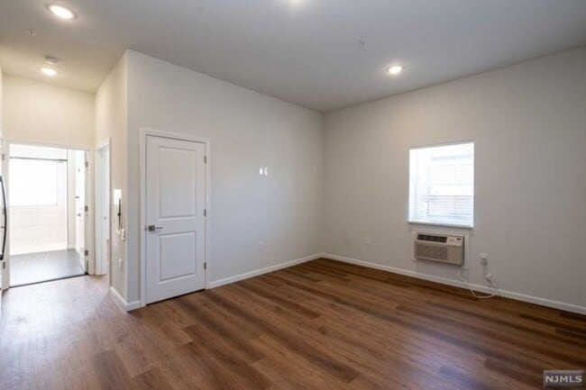 Building Photo - 72 Burroughs Pl