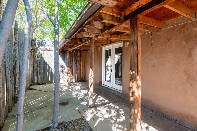 Building Photo - Quaint Studio in Prime Location