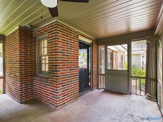Foto del edificio - 1016 Locust Ave SE