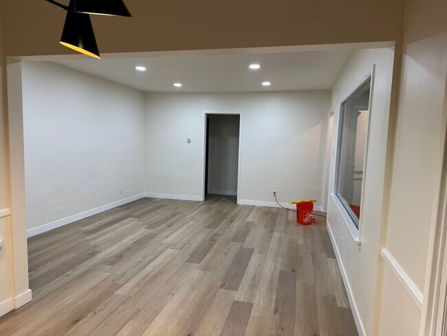 Foto del edificio - 13345 Burbank Blvd