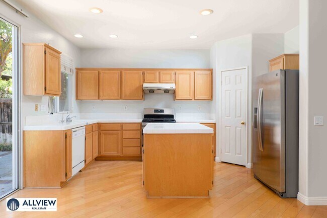 Foto del edificio - Beautifully Updated 4 Bedroom Single Family Home in Peaceful Glen Willow, West Irvine