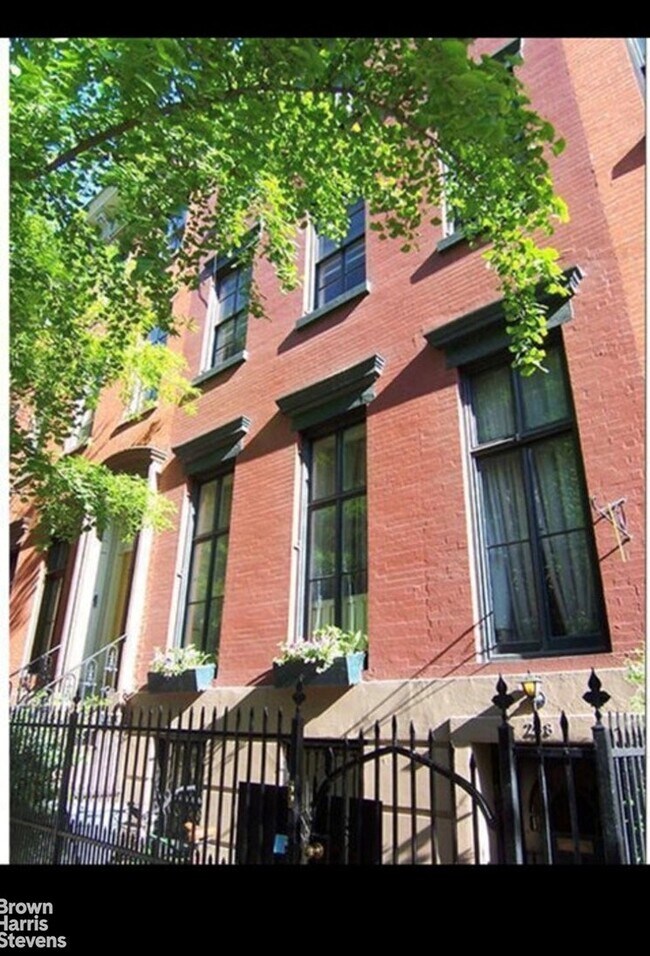 Building Photo - 258 W 12th St